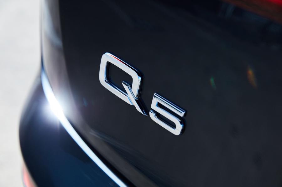 Логотип Audi Q5 40 TDI Quattro 2019 года  (AU) (фото 2 из 19)